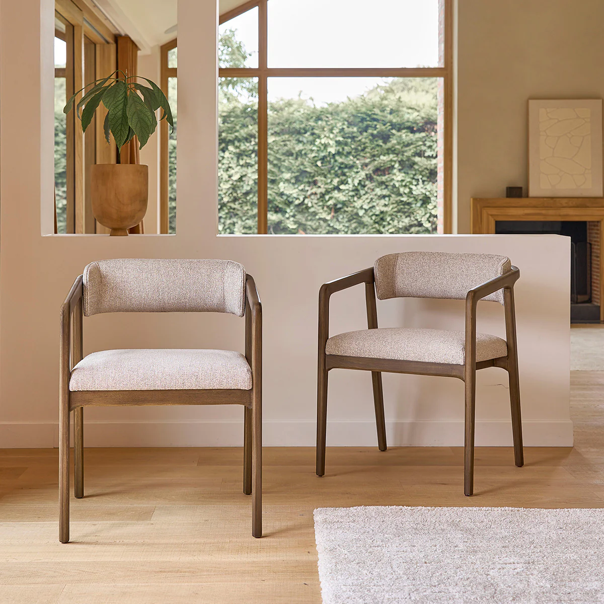 Lot de 2 chaises en bois massif et tissu texturé beige chiné