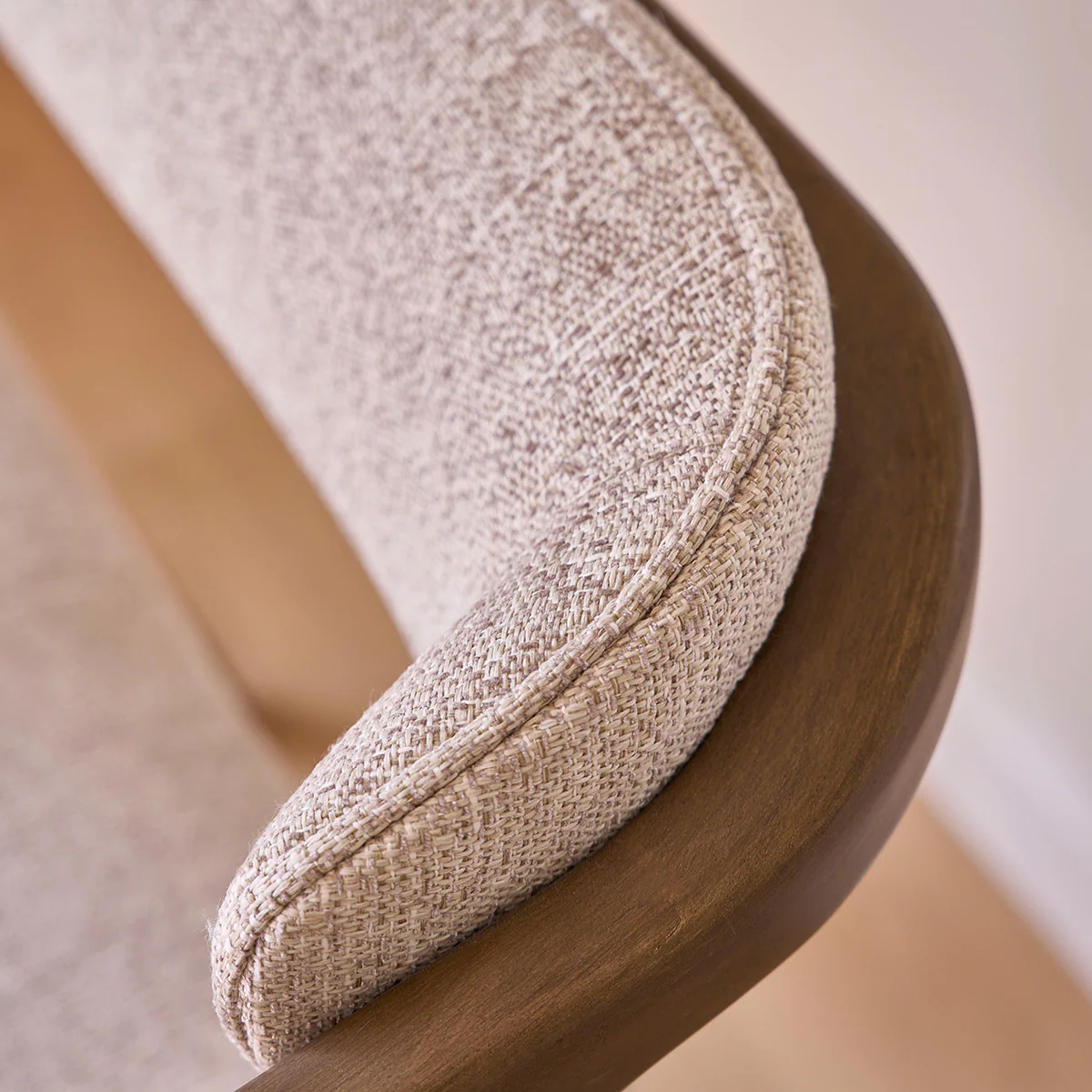 Lot de 2 chaises en bois massif et tissu texturé beige chiné - Image 5