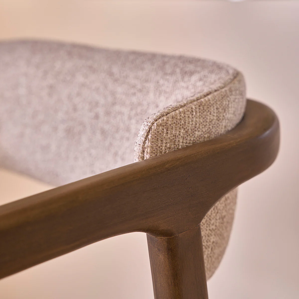 Lot de 2 chaises en bois massif et tissu texturé beige chiné - Image 7