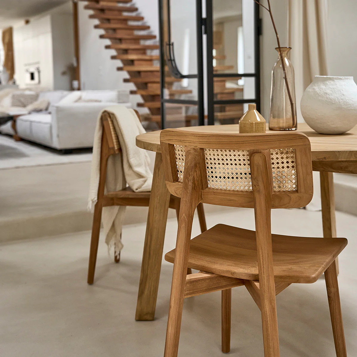 Lot de 2 chaises en teck massif et cannage - Image 8