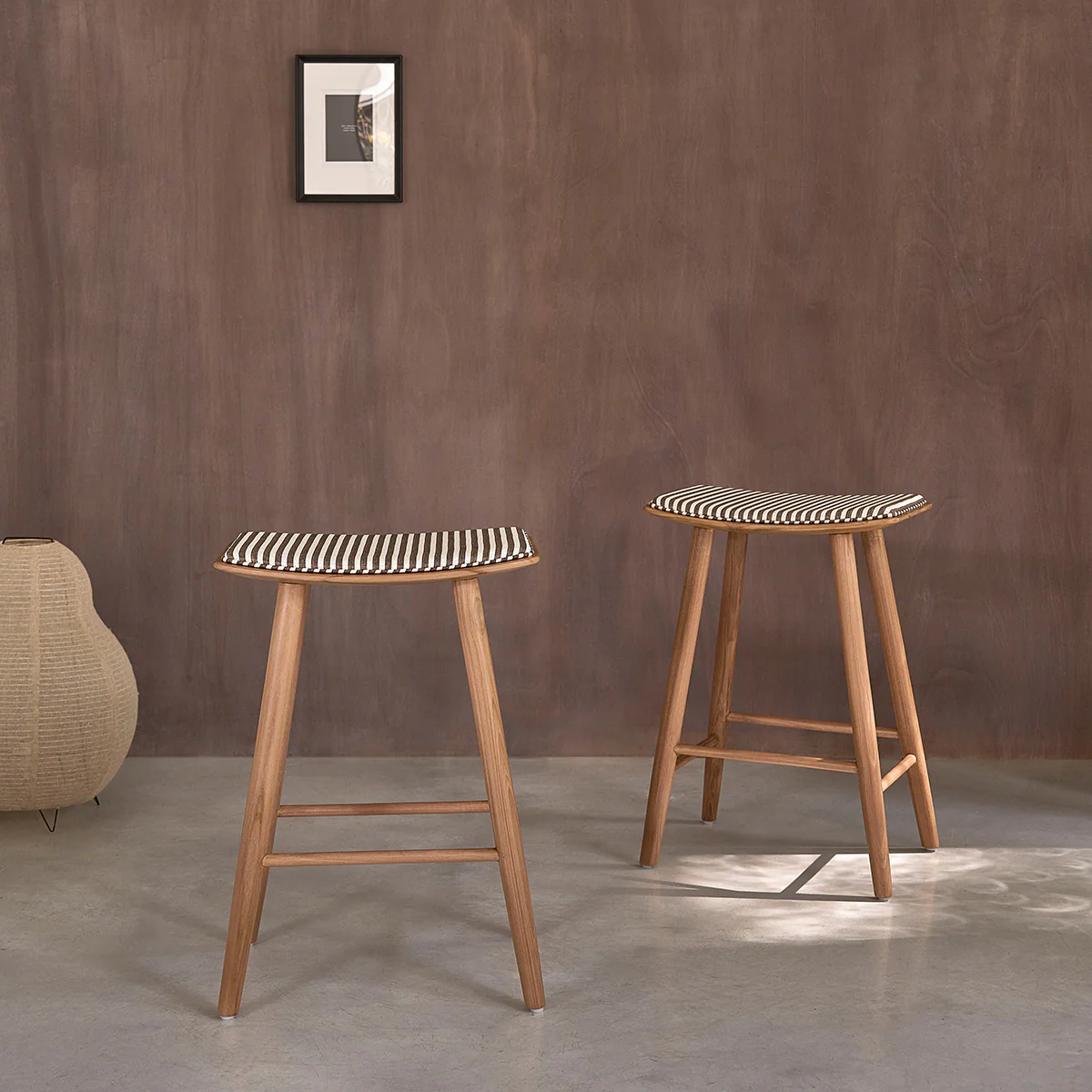 Lot de 2 tabourets de bar en teck massif et assise Ă rayures 65 cm