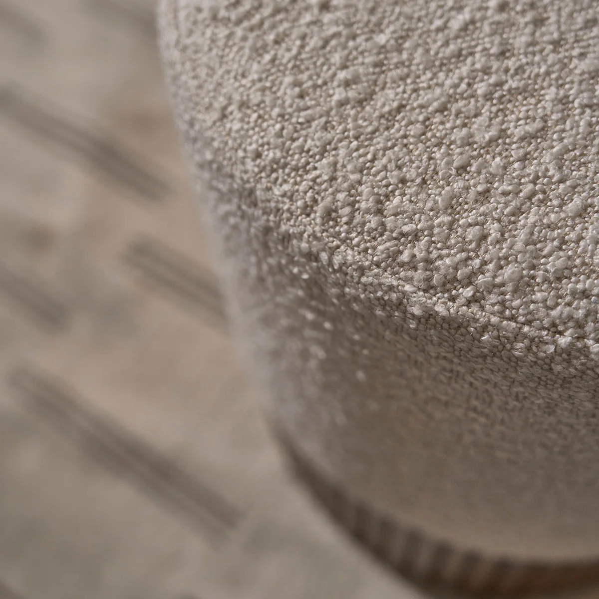 Pouf en mindi massif et tissu bouclette blanc Ø38 cm - Image 4