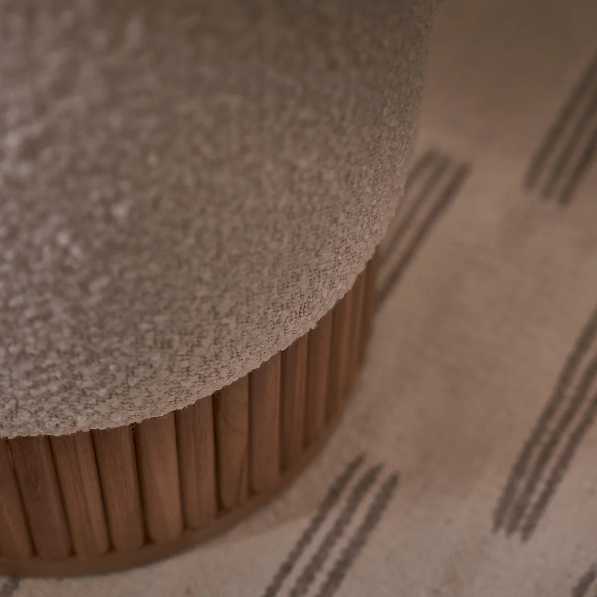 Pouf en teck massif et tissu bouclette blanc Ă38 cm - Image 5