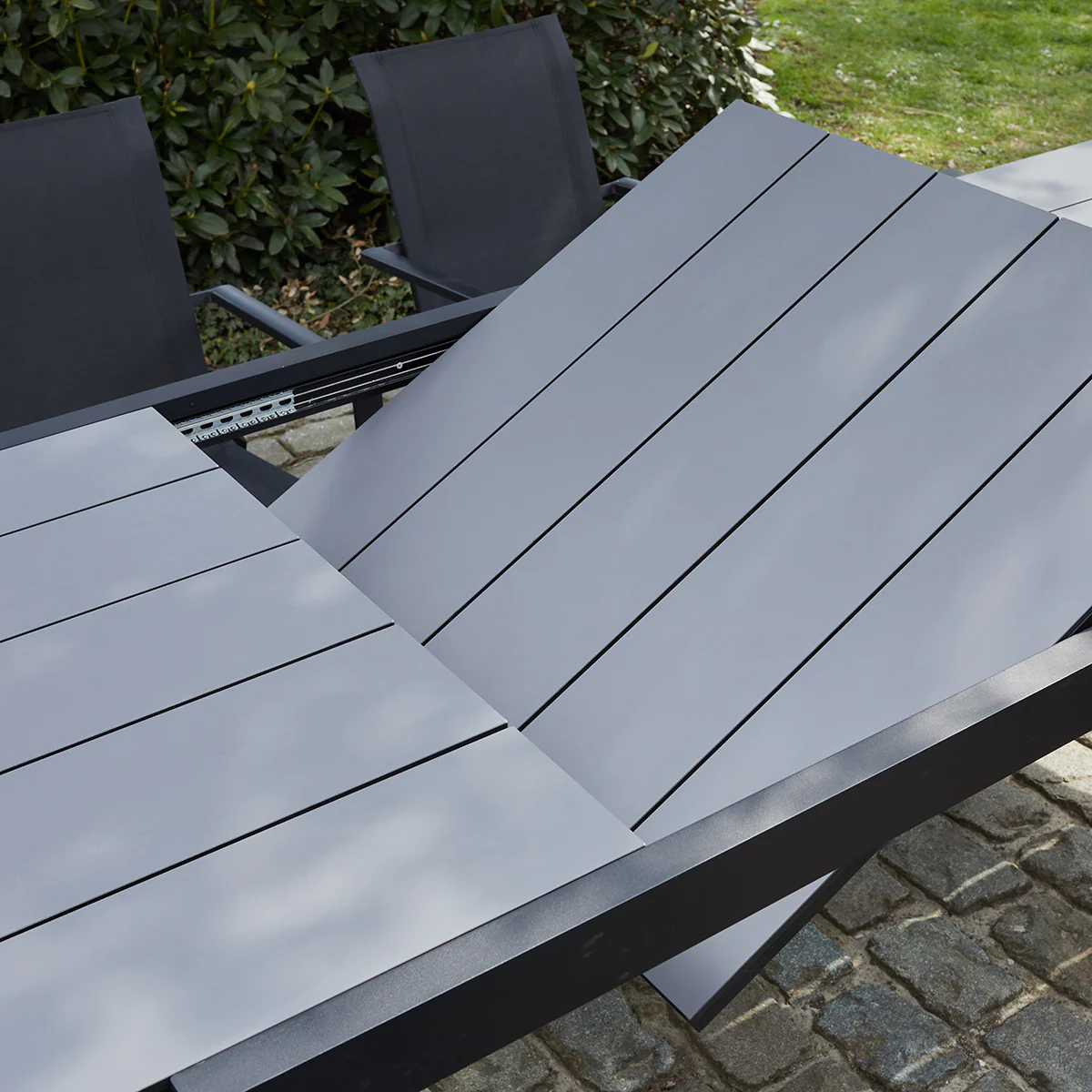 Salon de jardin aluminium noir et textilène gris 6/10 pers. - Image 4