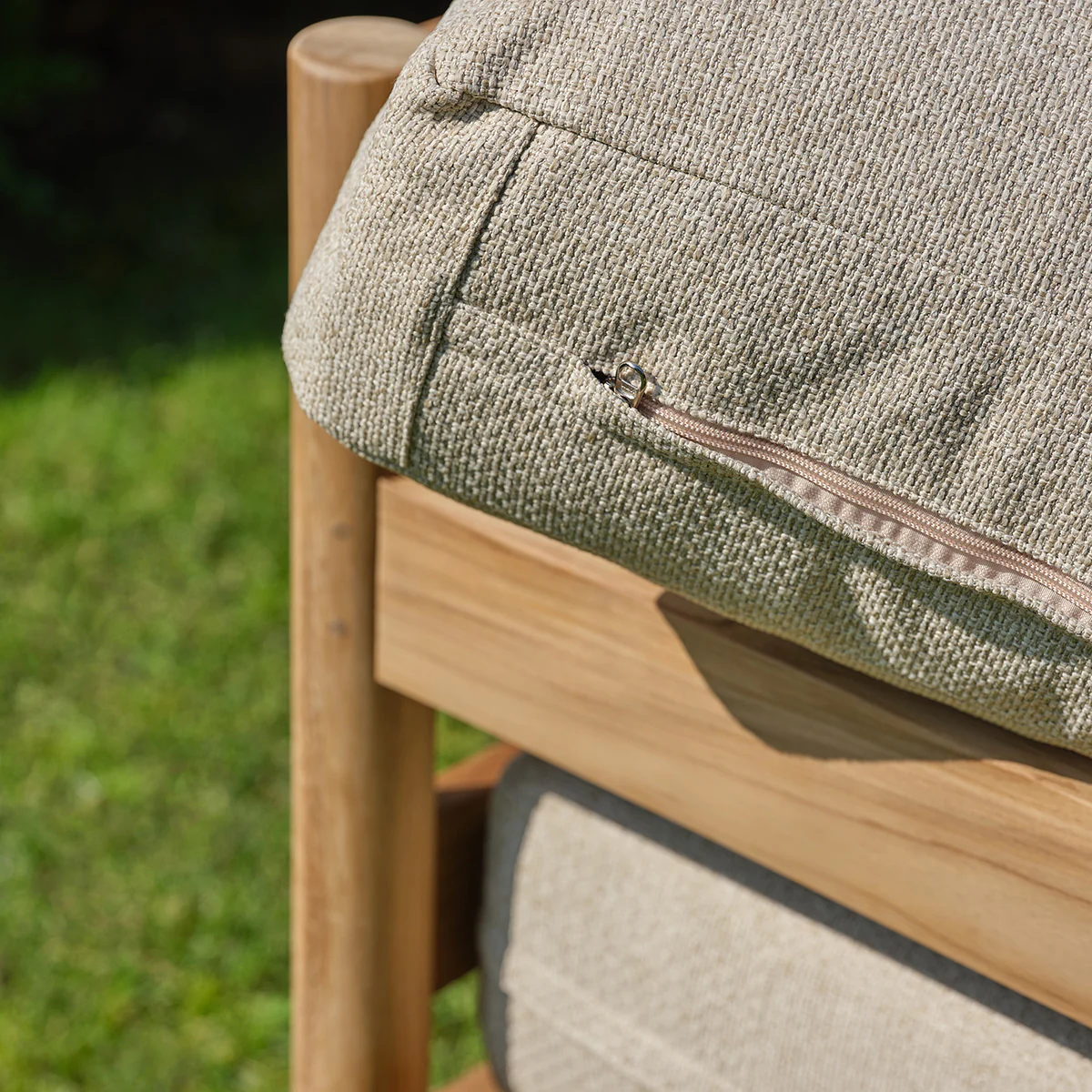 Salon de jardin bas en teck massif avec coussins beige chiné 2 pers. - Image 7