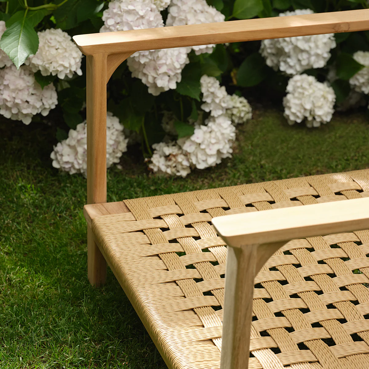 Salon de jardin bas en teck massif avec coussins gris chiné 2 pers. - Image 6