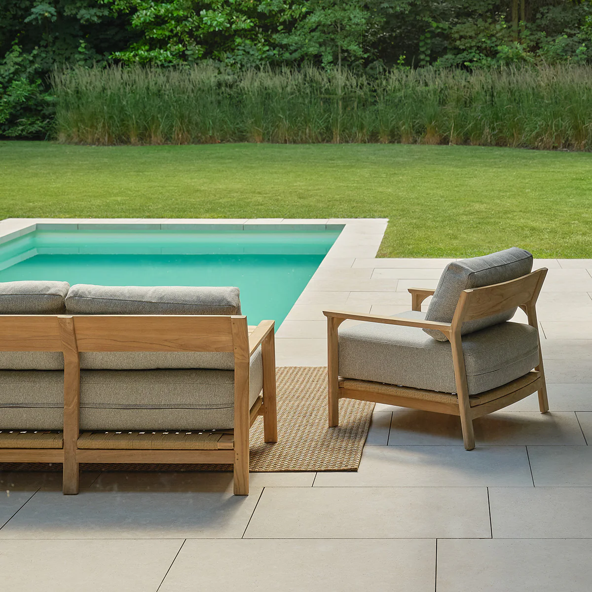 Salon de jardin bas en teck massif avec coussins gris chiné 5 pers. - Image 6