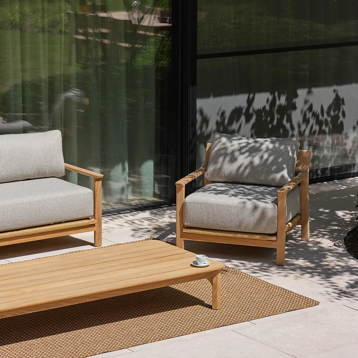 Salon de jardin bas en teck massif avec coussins gris chiné 5 pers. - Image 7