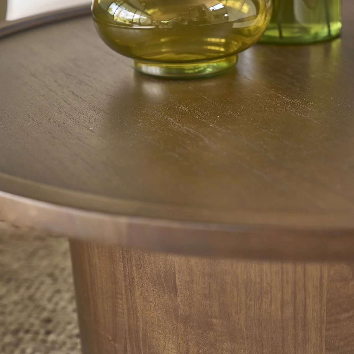 Table basse ronde en mindi massif finition noyer Ø 100 cm - Image 3