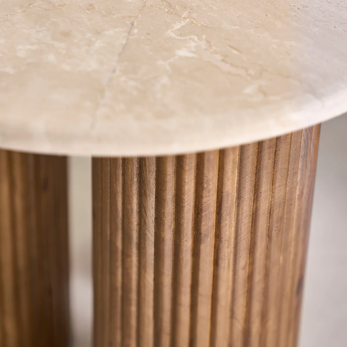 Table d'appoint en bois de manguier et marbre ronde - Image 4