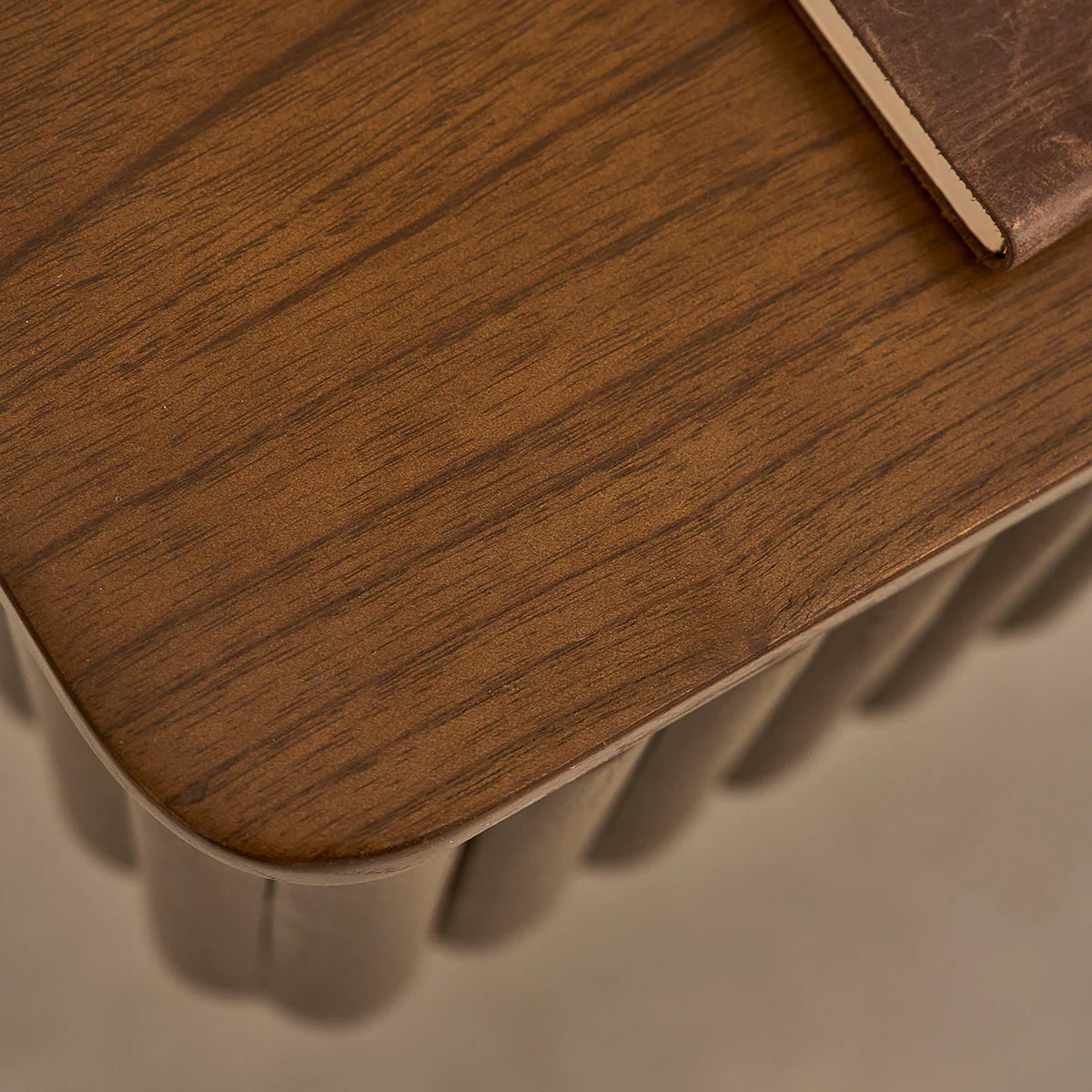 Table de chevet suspendue en bois de mindi 45 cm - Image 5