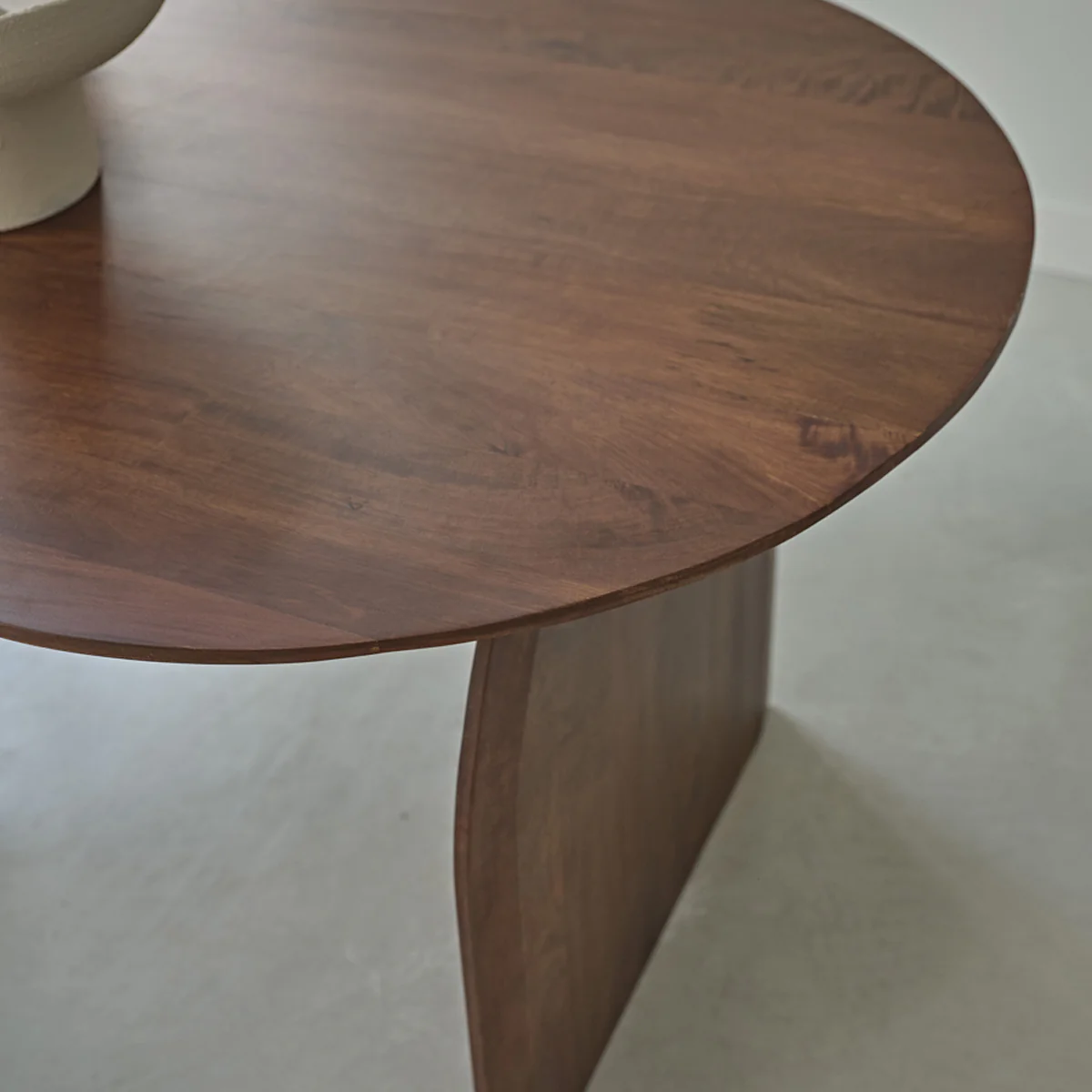 Table en manguier massif finition noyer 6/8 pers. - Image 4