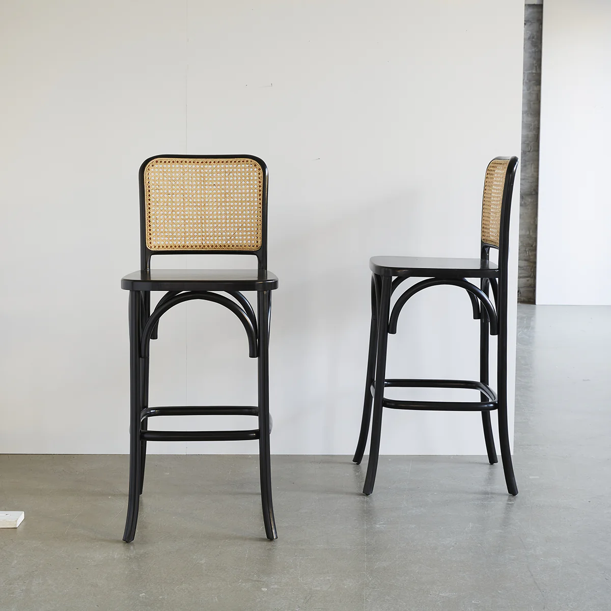 Tabouret de bar en acajou massif et cannage - Image 5