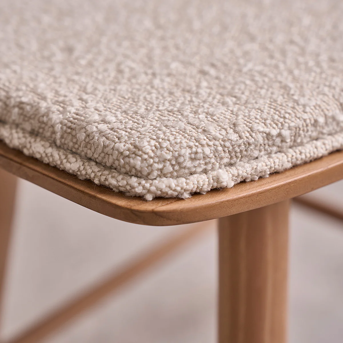 Tabouret de bar en teck massif assise bouclette 45 cm - Image 5