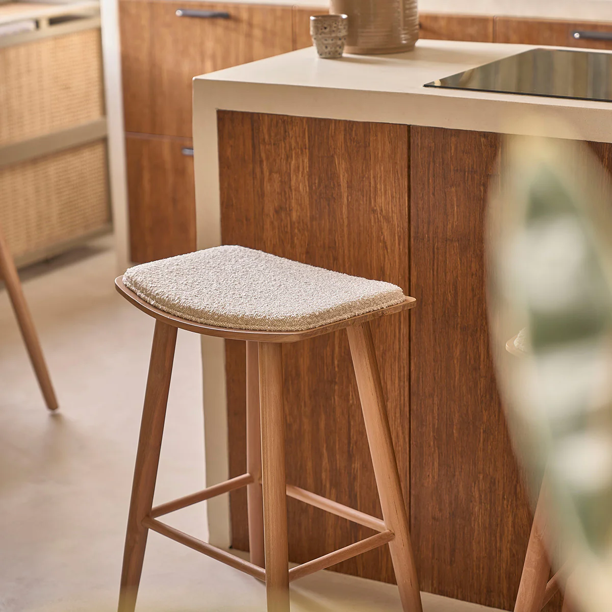 Tabouret de bar en teck massif assise bouclette 65 cm - Image 8