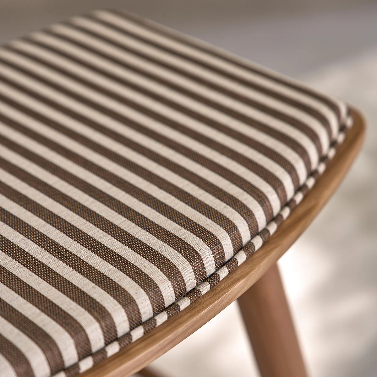Tabouret de bar en teck massif et assise Ă rayures 45 cm - Image 5
